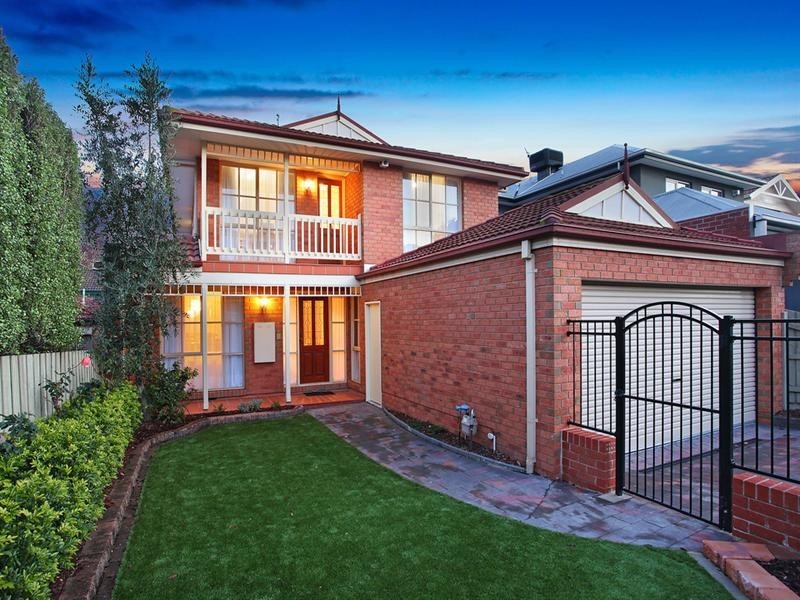 8 Parkview Crescent, Hampton East VIC 3188