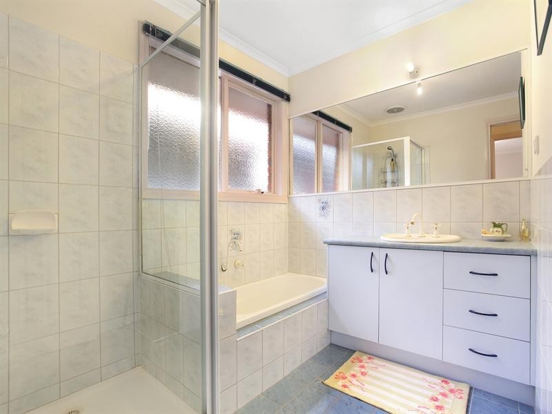 8 Parkview Crescent, Hampton East VIC 3188