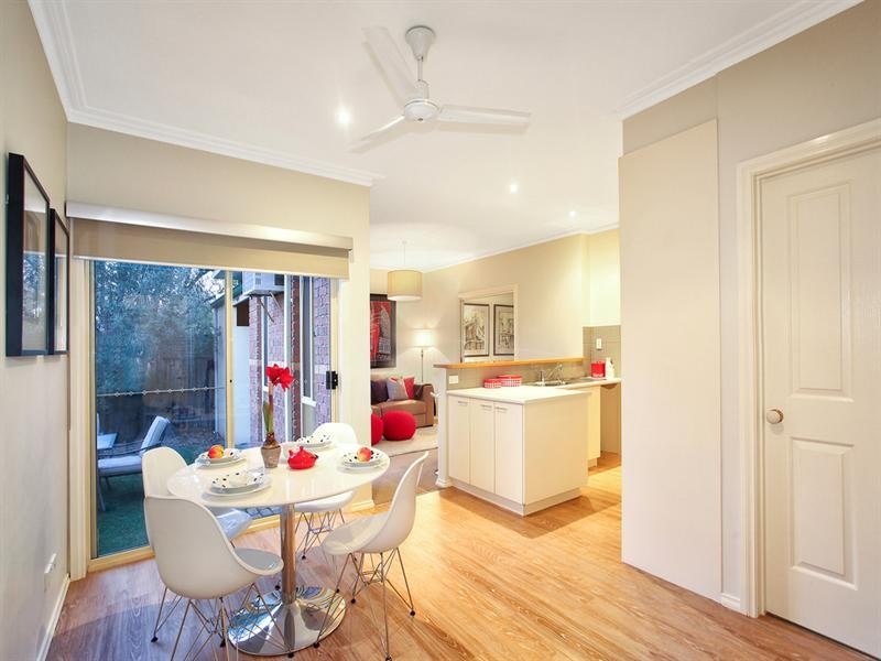 2/18 Calembeena Avenue, Hughesdale VIC 3166