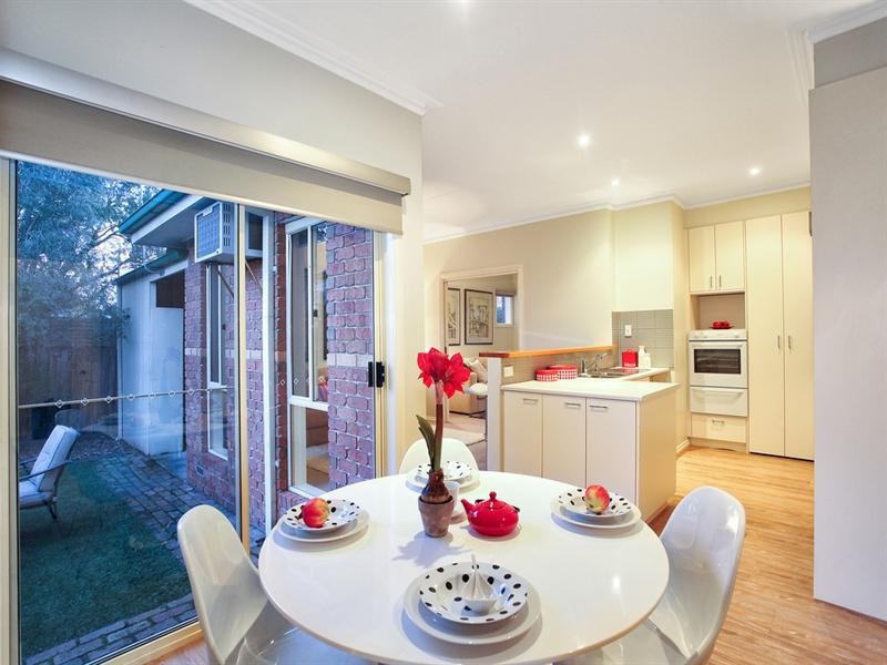 2/18 Calembeena Avenue, Hughesdale VIC 3166