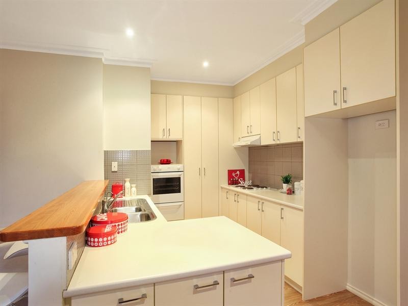 2/18 Calembeena Avenue, Hughesdale VIC 3166
