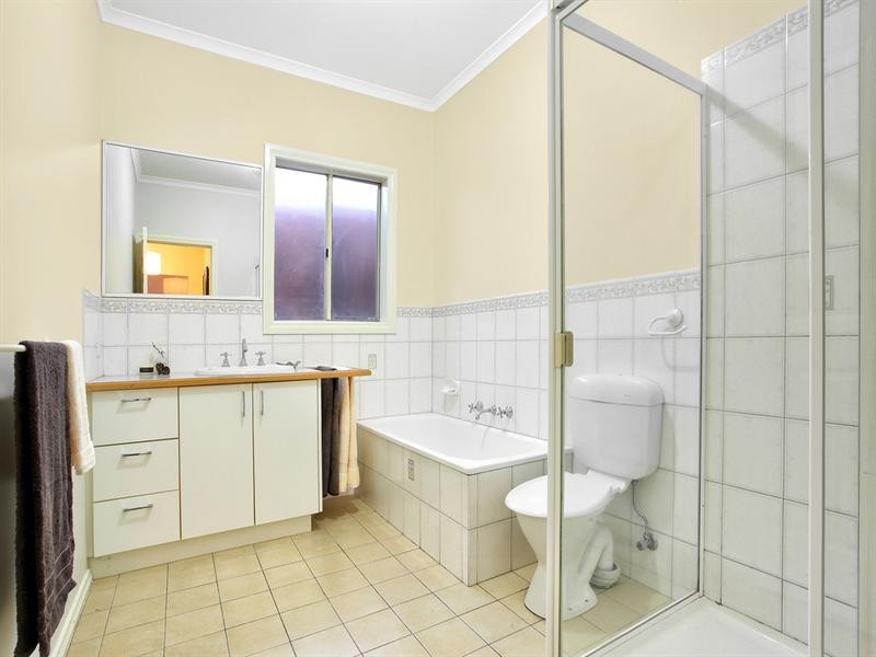 2/18 Calembeena Avenue, Hughesdale VIC 3166