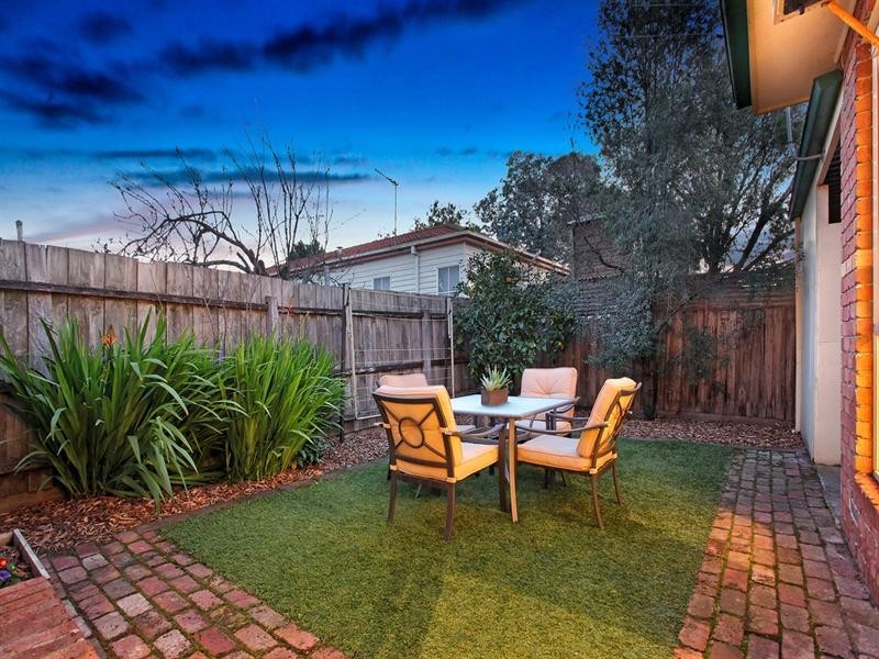2/18 Calembeena Avenue, Hughesdale VIC 3166