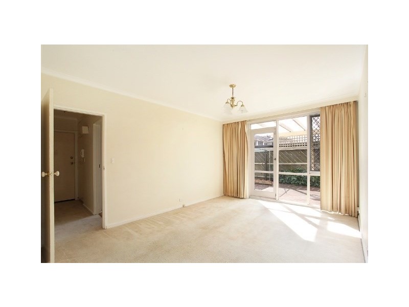 1/33 Toolambool Road, Carnegie VIC 3163
