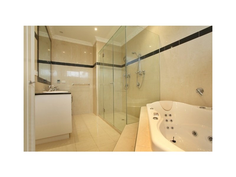7 Tara Grove, Carnegie VIC 3163