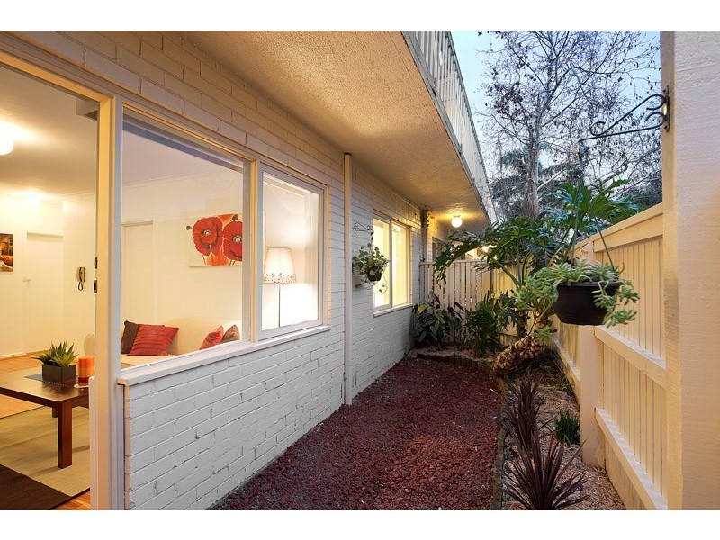 2/22 Kokaribb Road, Carnegie VIC 3163