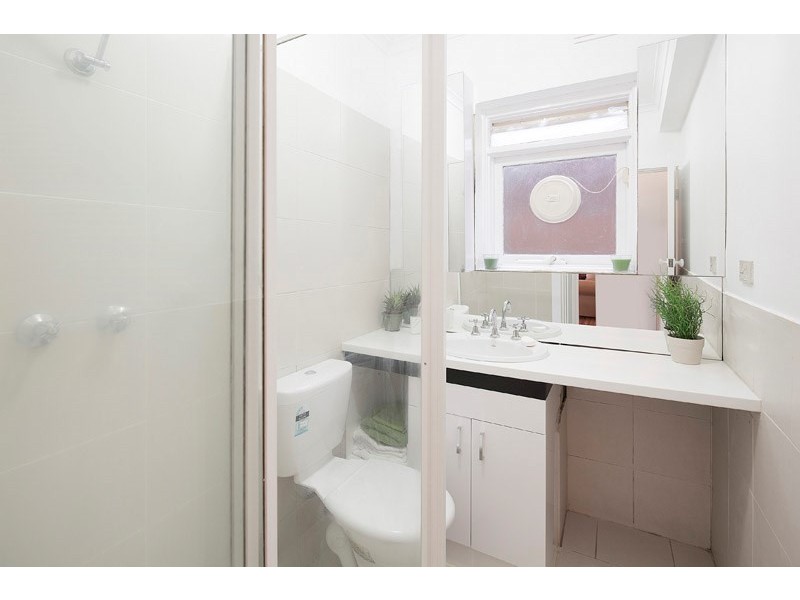 2/22 Kokaribb Road, Carnegie VIC 3163