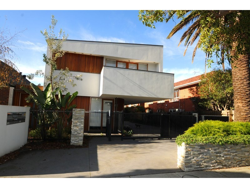 2/14 St Huberts Road, Carnegie VIC 3163