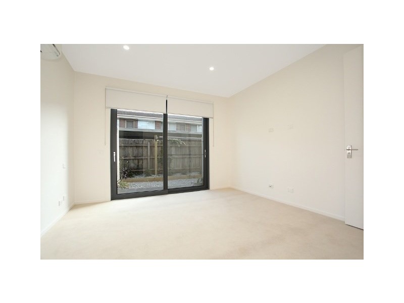 2/68 Lillimur Road, Ormond VIC 3204