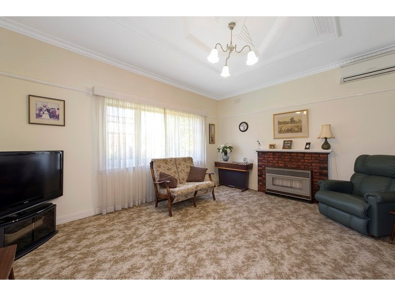 34 Calembeena Avenue, Hughesdale VIC 3166