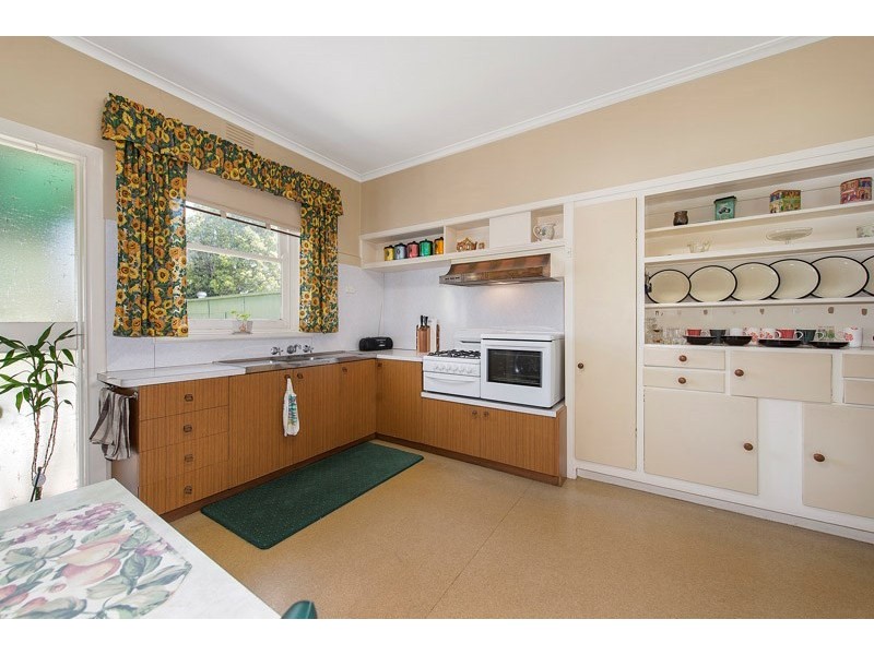 34 Calembeena Avenue, Hughesdale VIC 3166