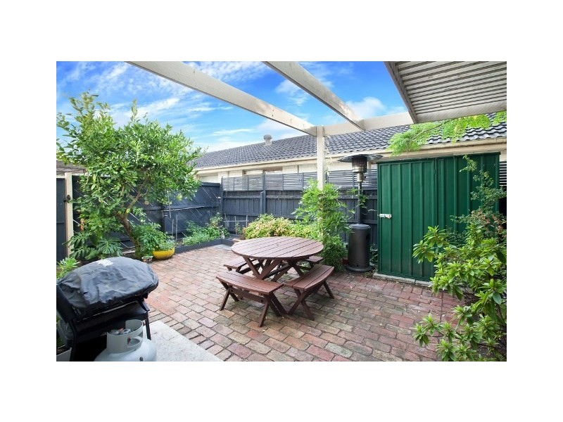 2/33 Toolambool Road, Carnegie VIC 3163