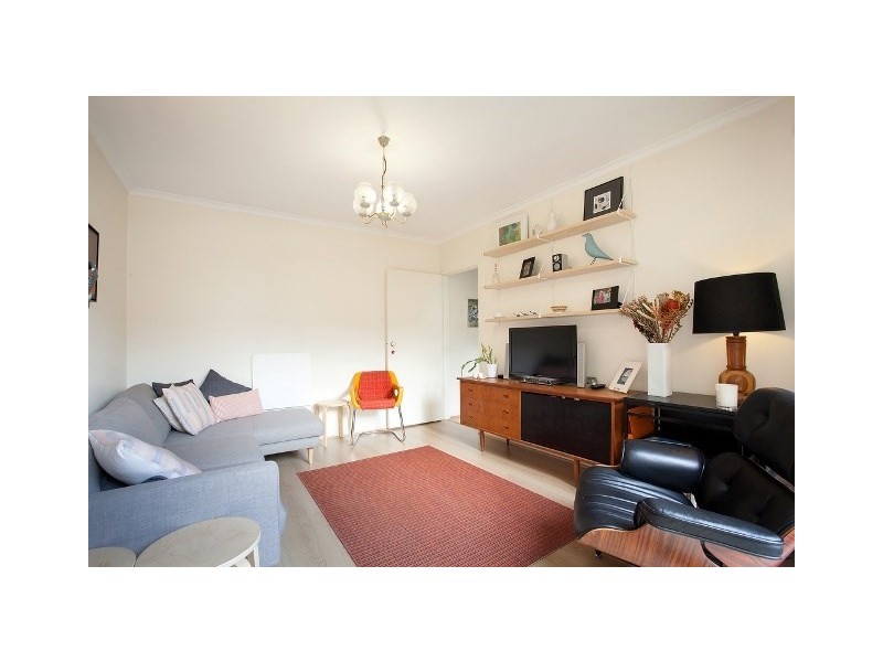 2/33 Toolambool Road, Carnegie VIC 3163