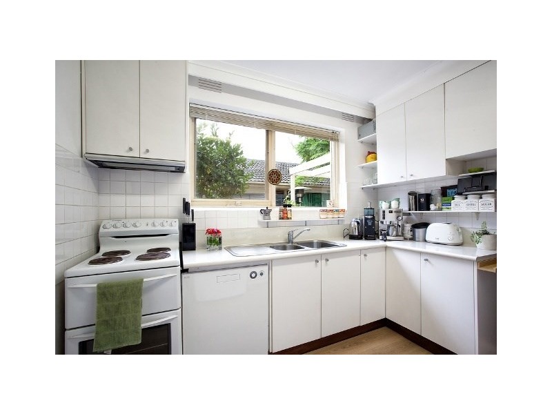 2/33 Toolambool Road, Carnegie VIC 3163