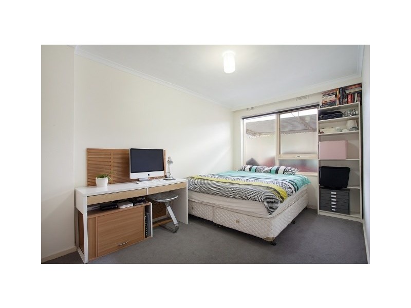 2/33 Toolambool Road, Carnegie VIC 3163