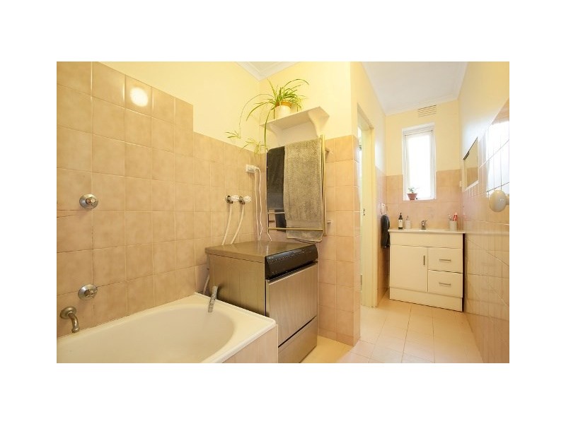 2/33 Toolambool Road, Carnegie VIC 3163