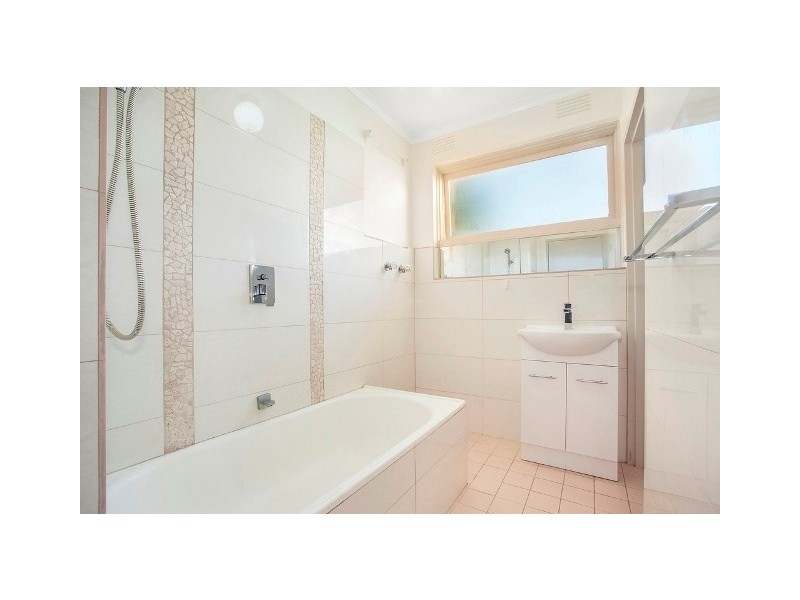 9/33 Toolambool Road, Carnegie VIC 3163