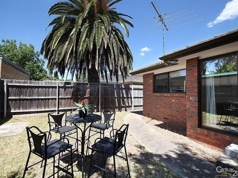 2/5 Woornack Road, Carnegie VIC 3163