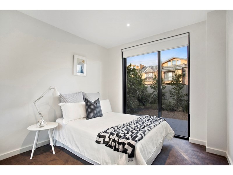 2/15 Manchester Grove, Glen Huntly VIC 3163