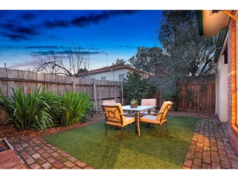 2/18 Calembeena Avenue, Hughesdale VIC 3166