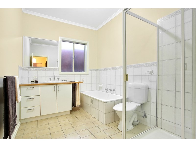 2/18 Calembeena Avenue, Hughesdale VIC 3166