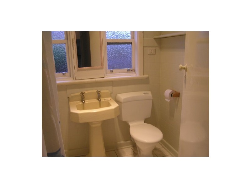 18 Thomas Street, Clayton VIC 3168