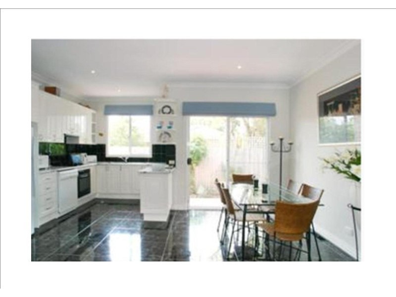 2/4 Eleebana Avenue, Hughesdale VIC 3166