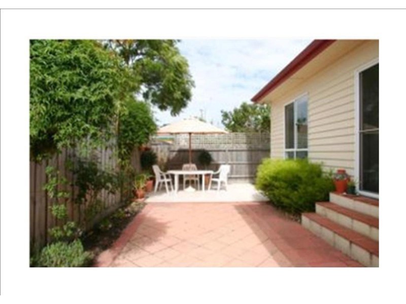 2/4 Eleebana Avenue, Hughesdale VIC 3166