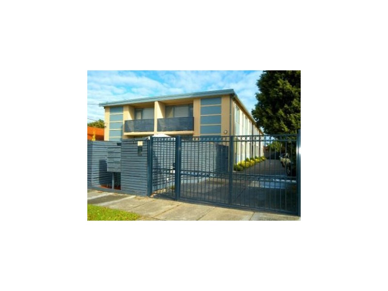 4/7 WILD CHERRY Road, Ormond VIC 3204