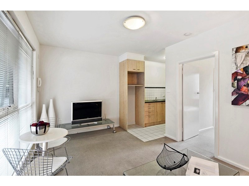 1/7 Truganini Road, Carnegie VIC 3163