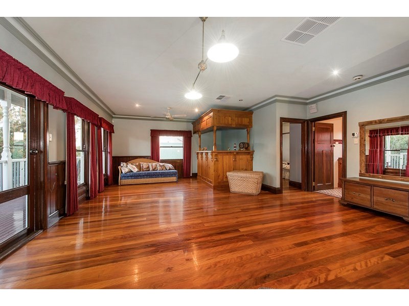 18 Ames Avenue, Carnegie VIC 3163