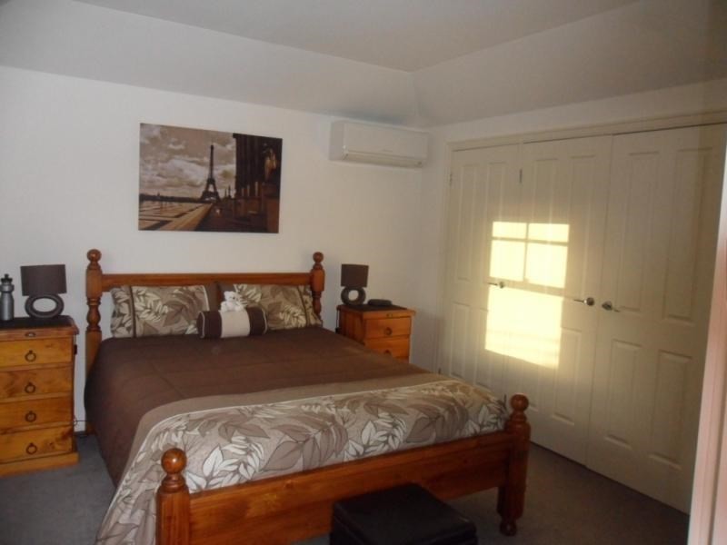 4 Toolambool Road, Carnegie VIC 3163