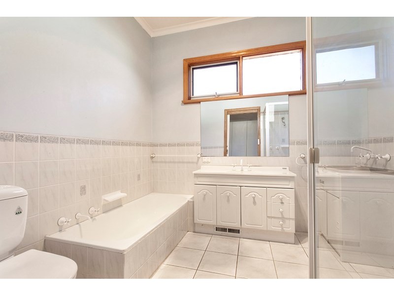 42 Eleebana Avenue, Hughesdale VIC 3166