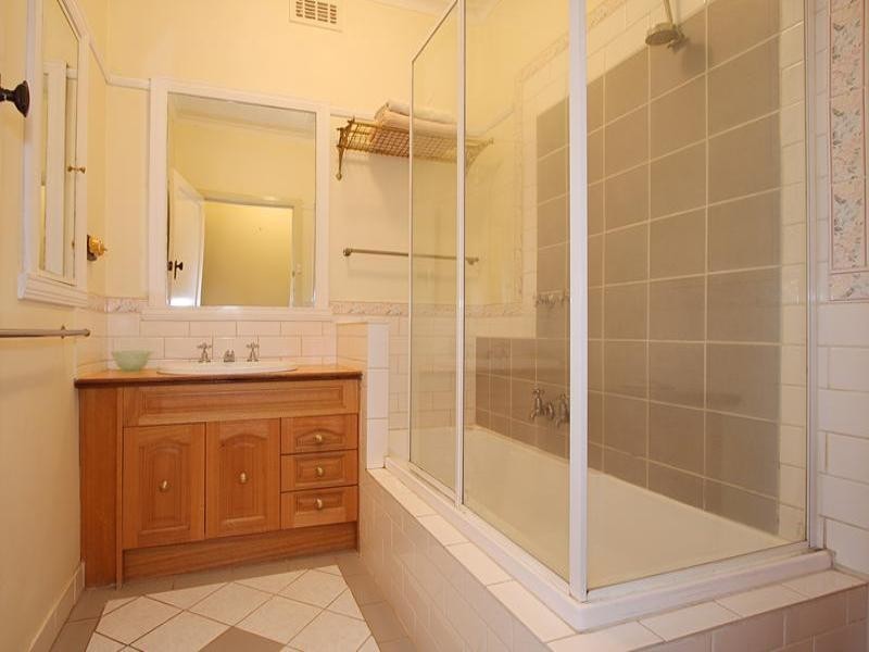 1/2 Kalymna Grove, Chadstone VIC 3148