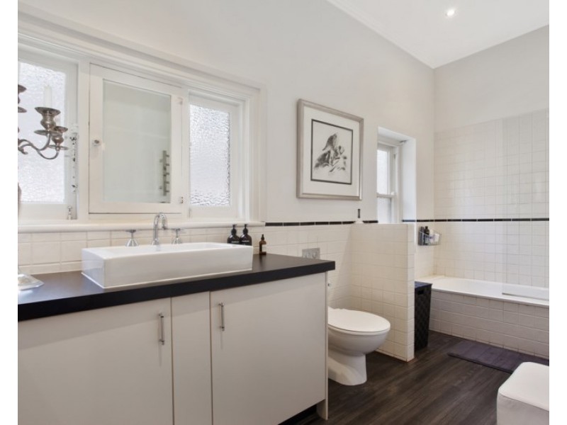 2a Kokaribb Road, Carnegie VIC 3163