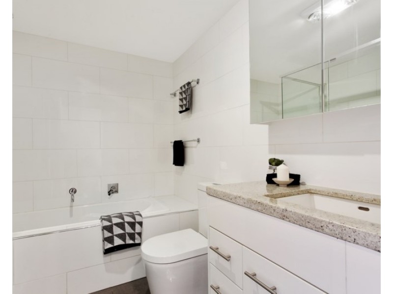 2/81 Koornang Road, Carnegie VIC 3163