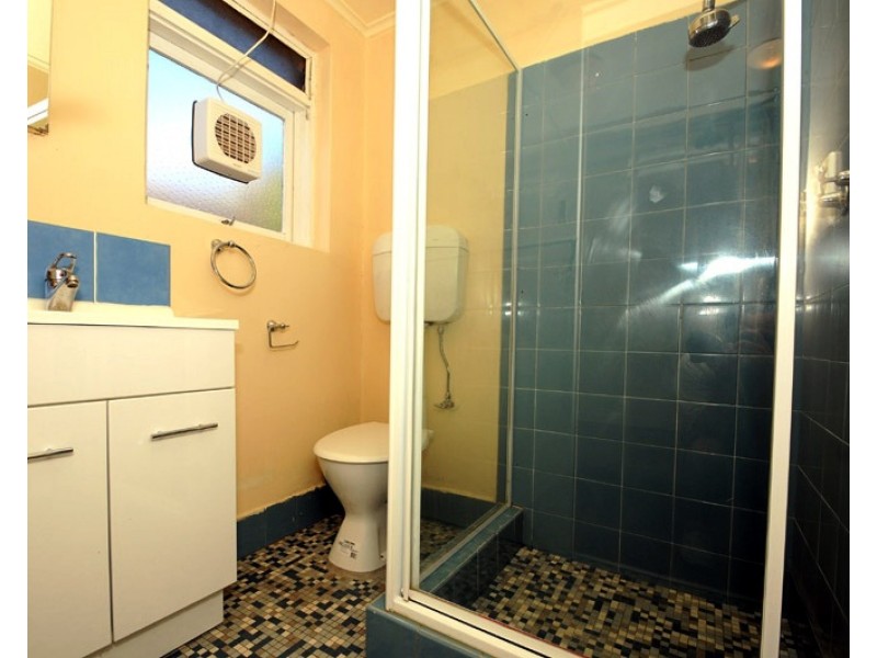 1/16 Kokaribb Road, Carnegie VIC 3163