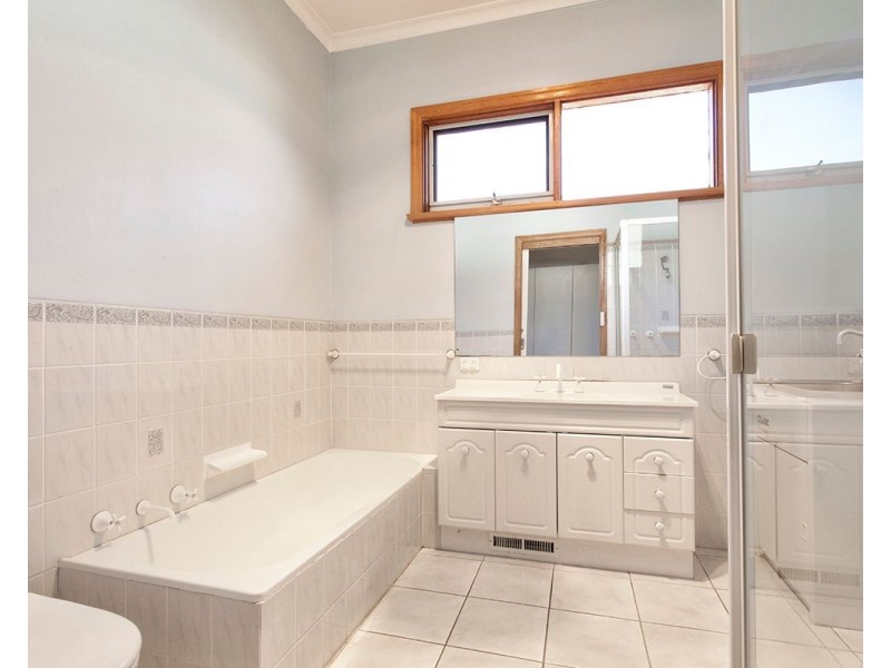 42 Eleebana Avenue, Hughesdale VIC 3166