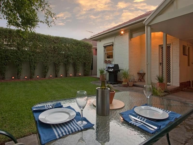 2 Poplar Grove, Carnegie VIC 3163