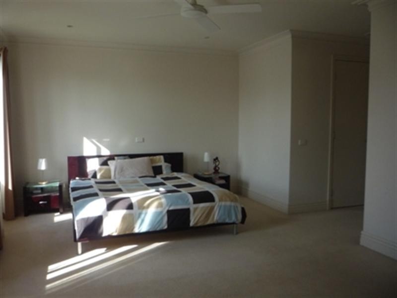 33 Winston Way, Murrumbeena VIC 3163