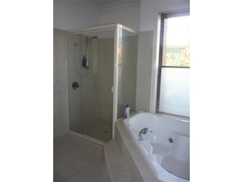 33 Winston Way, Murrumbeena VIC 3163