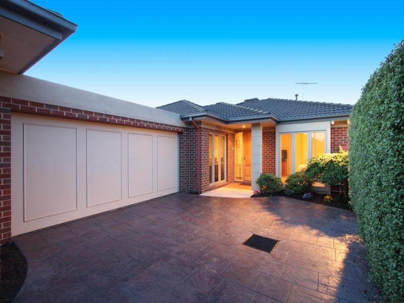 2/11 Wallace Avenue, Murrumbeena VIC 3163