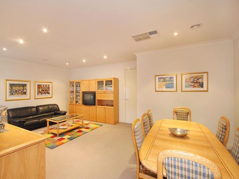 2/11 Wallace Avenue, Murrumbeena VIC 3163