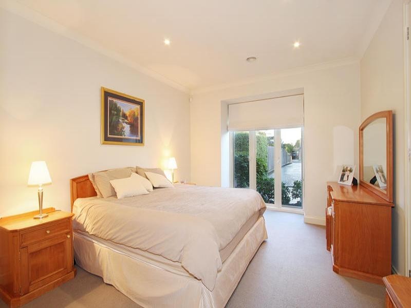 2/11 Wallace Avenue, Murrumbeena VIC 3163