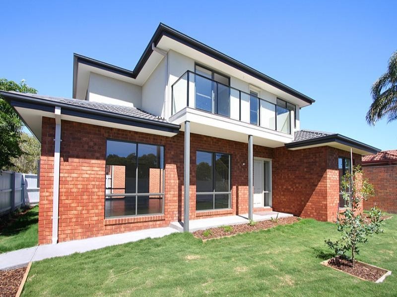 2b Holywood Grove, Carnegie VIC 3163