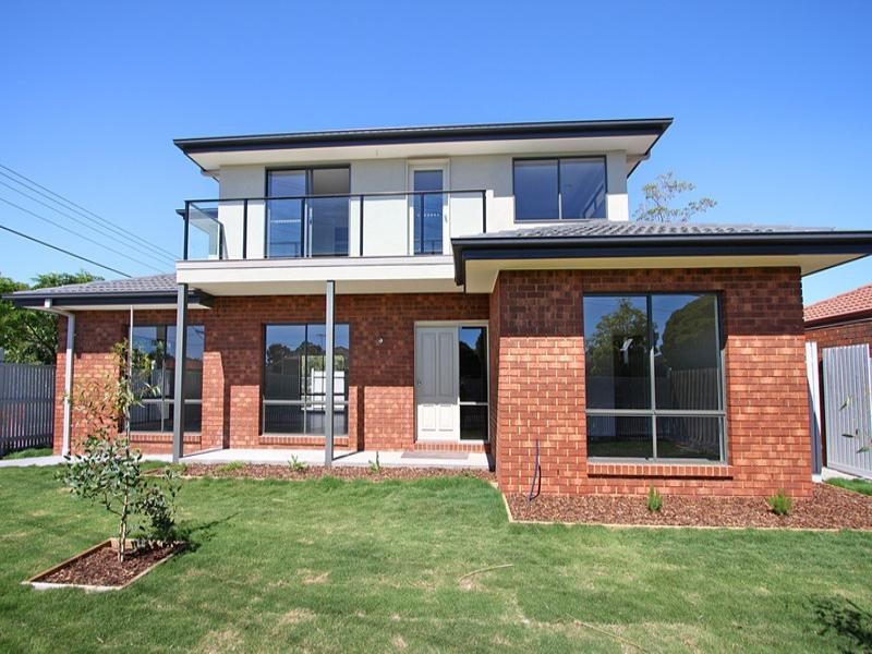 2b Holywood Grove, Carnegie VIC 3163