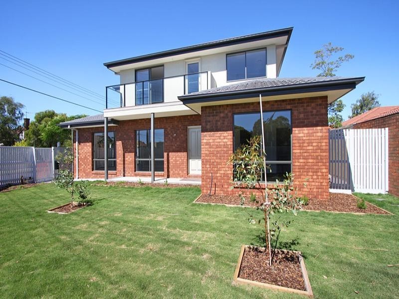 2b Holywood Grove, Carnegie VIC 3163