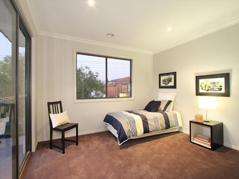 2A Holywood Grove, Carnegie VIC 3163