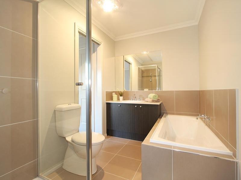 2A Holywood Grove, Carnegie VIC 3163