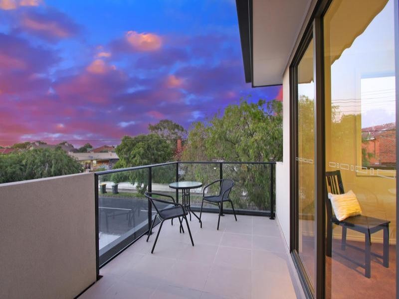 2A Holywood Grove, Carnegie VIC 3163
